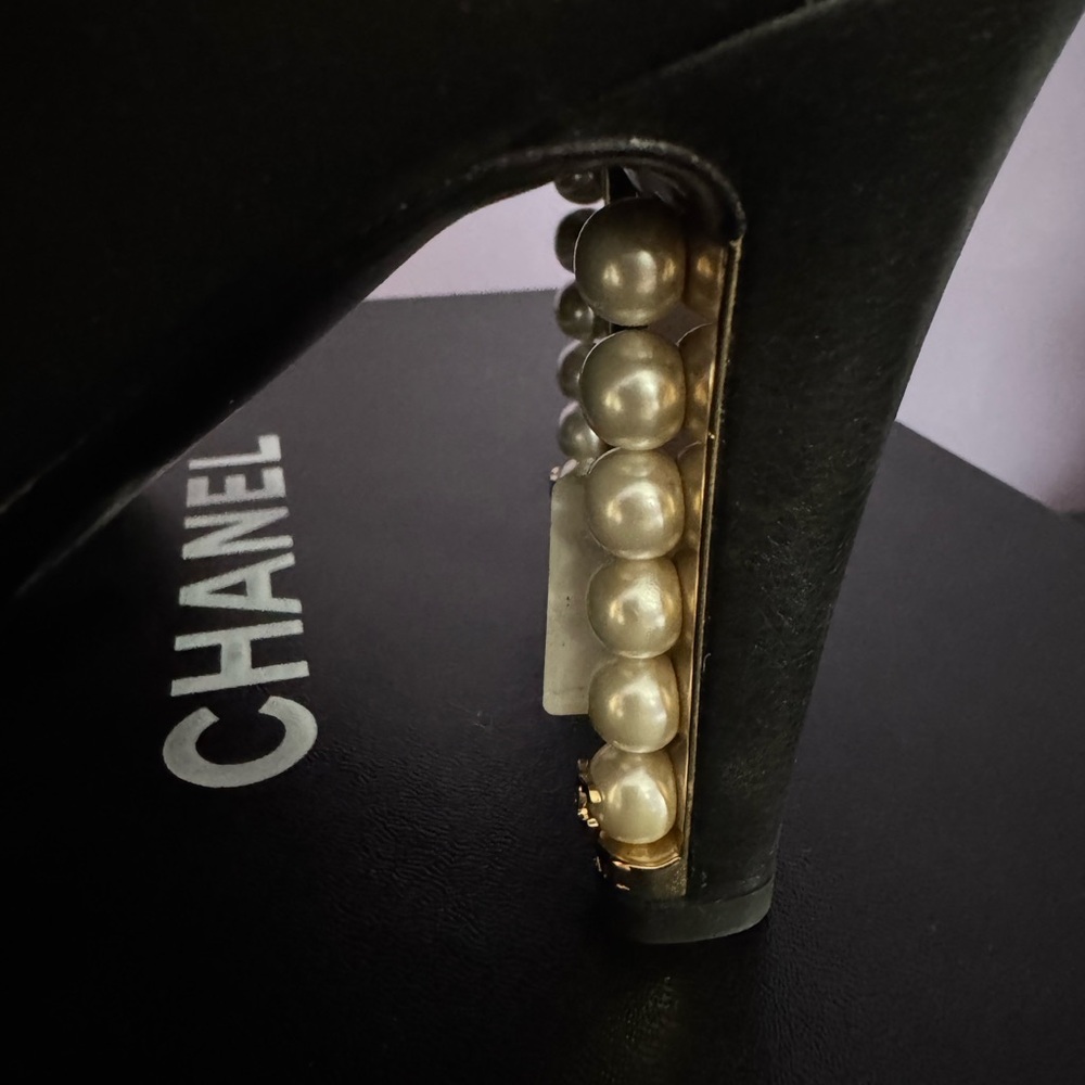 Chanel black leather faux pearls ankle boots - Picture 13 of 14